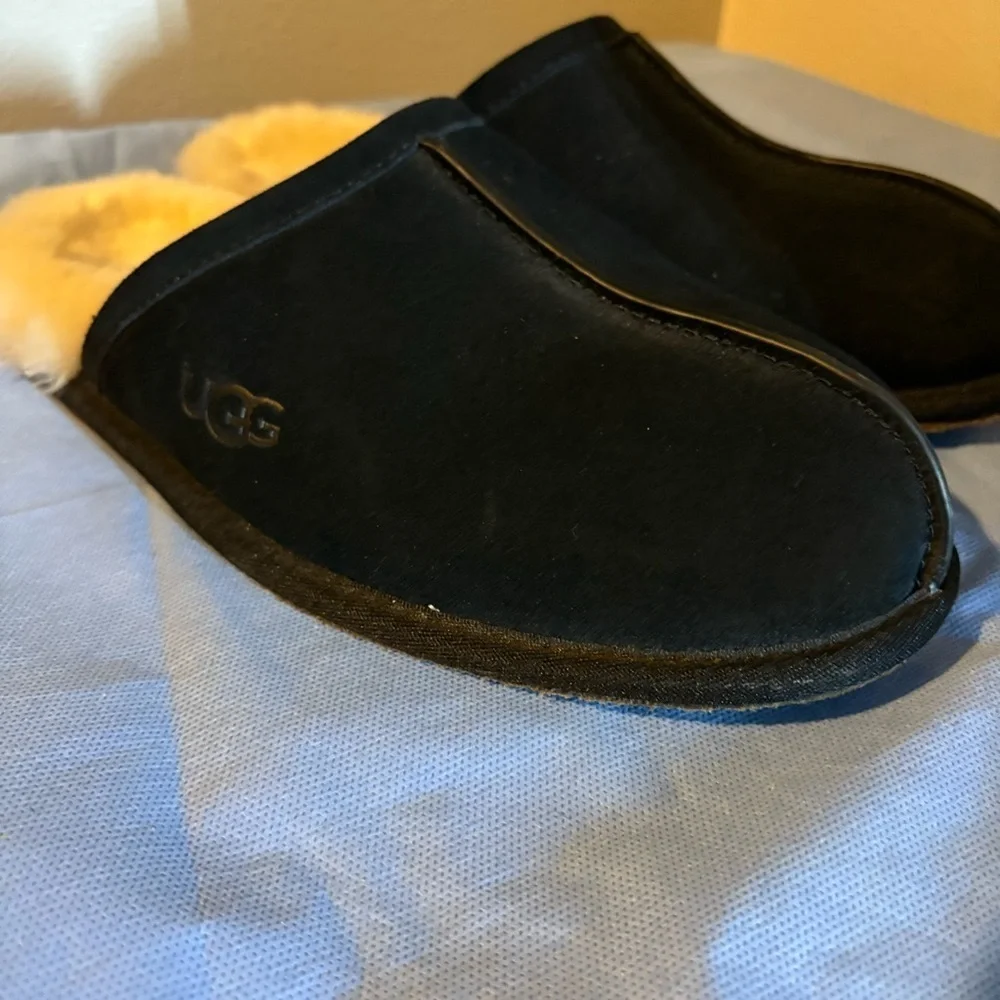 UGG Black and Cream scuff slippers fed  with Sheepskin/wool Lining